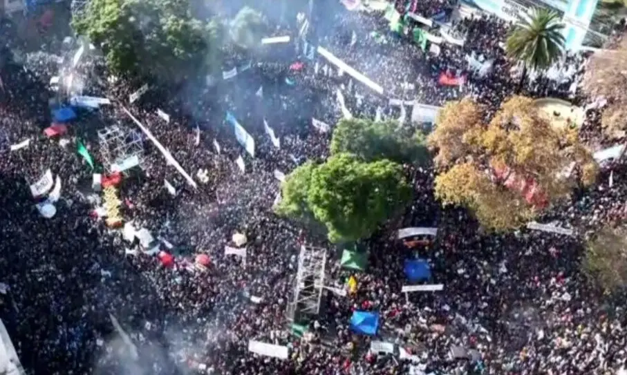 Cristina Kirchner le habló a militancia en plaza de Mayo: "Vamos a volver"
