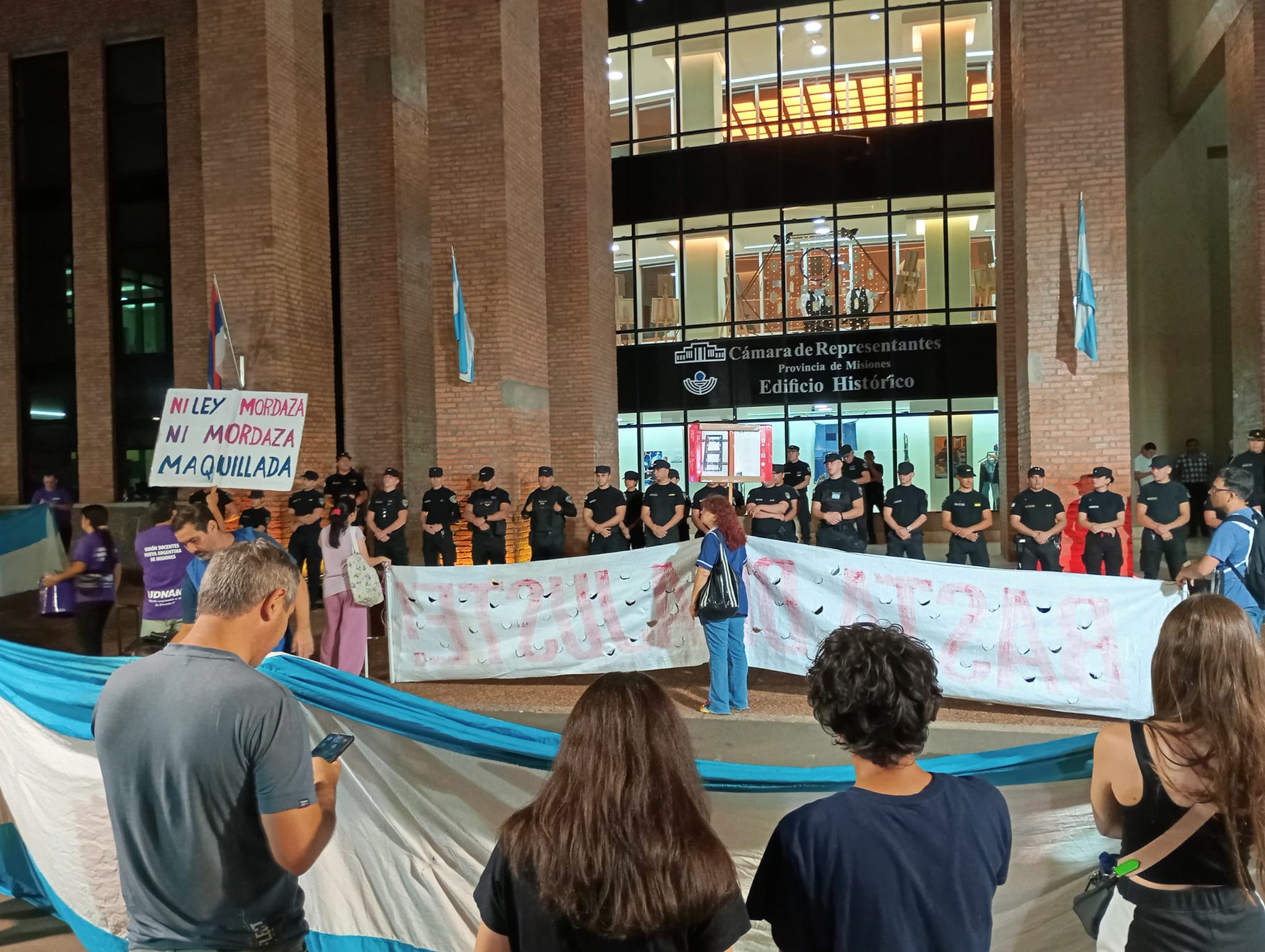 Docentes del FTEL marcharon a la Legislatura
