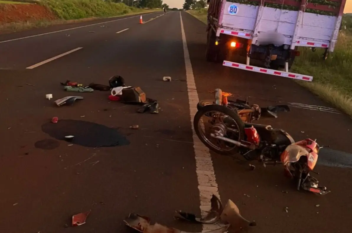 Motociclista terminó hospitalizado tras chocar contra un camión