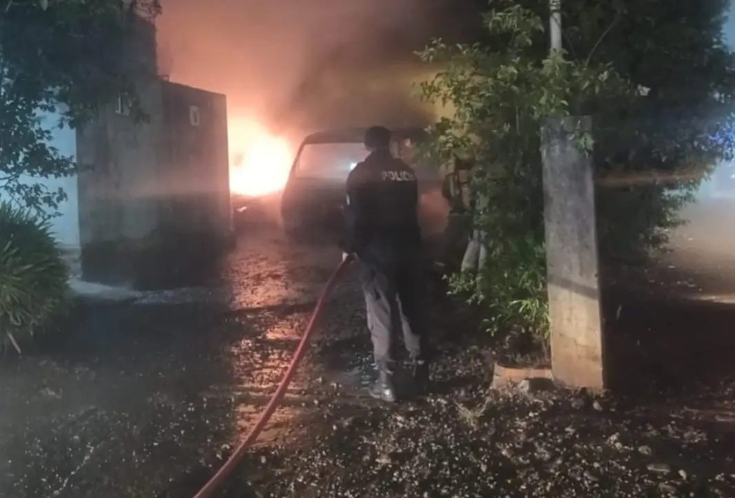Vehículos quedaron destruidos tras un incendio en El Soberbio