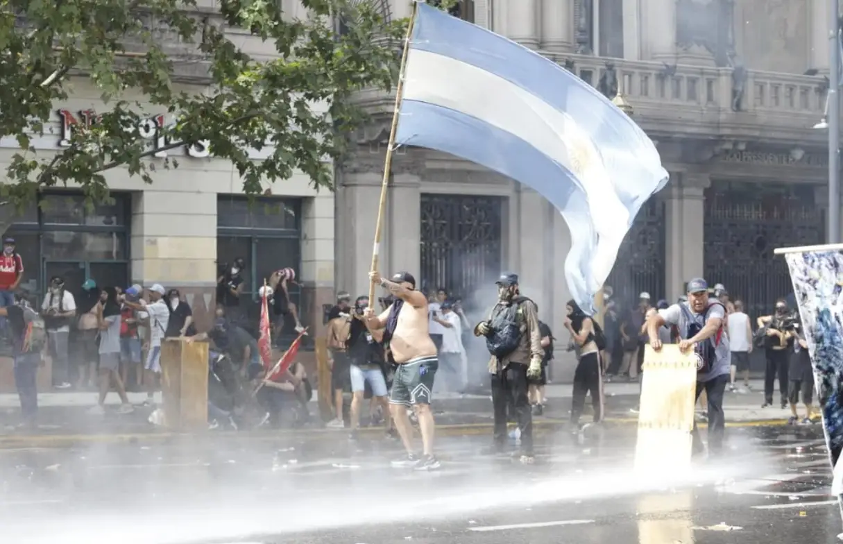 Incidentes, gases y explosiones en las afueras del Congreso