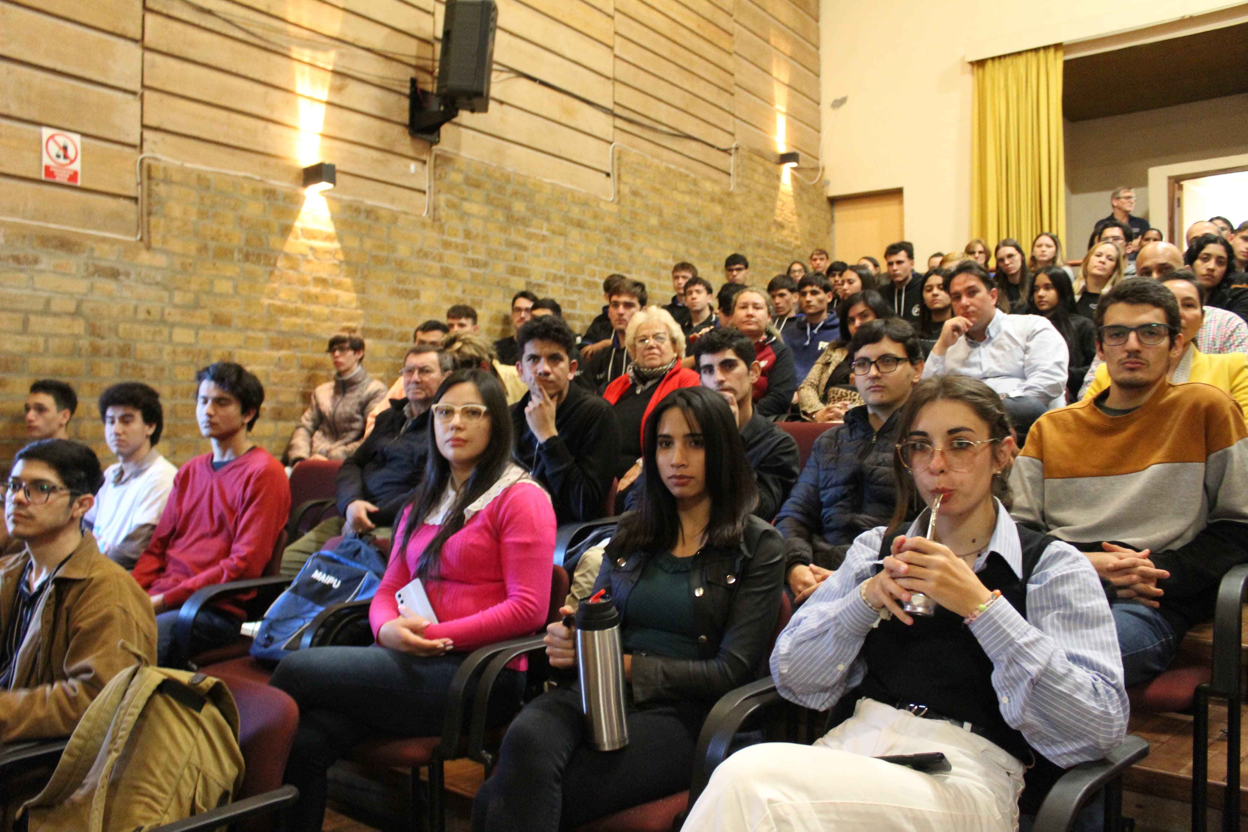 Nuevos emprendedores egresan de la Escuela de Negocios en Alem