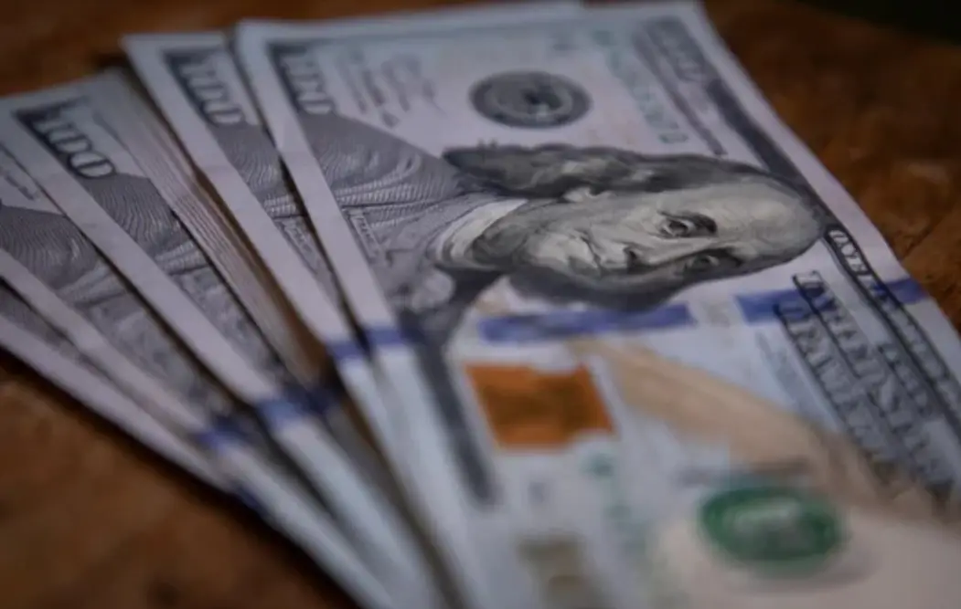 El dólar arrancó el año en alza, en el debut de las bandas cambiarias