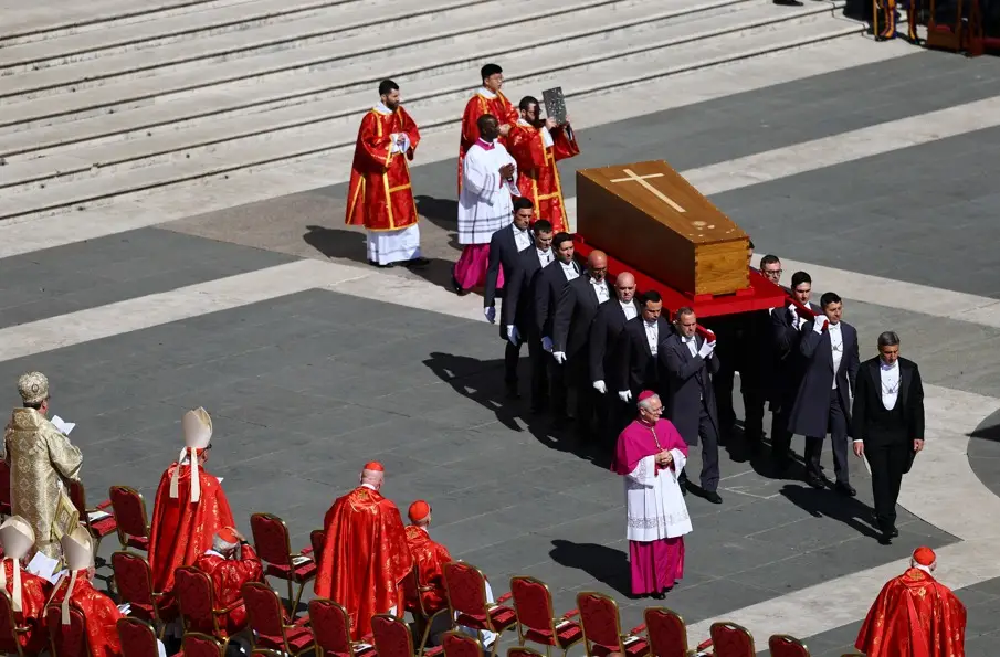 “Nadie se salva solo”: el cardenal Re despidió al papa Francisco con una emotiva homilia