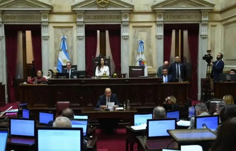 Escándalo: Francos fue tratado de mentiroso y abandonó el recinto