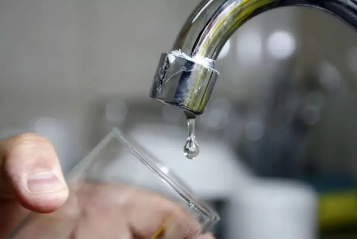 Un sábado con mucho calor y sin agua en varios barrios posadeños