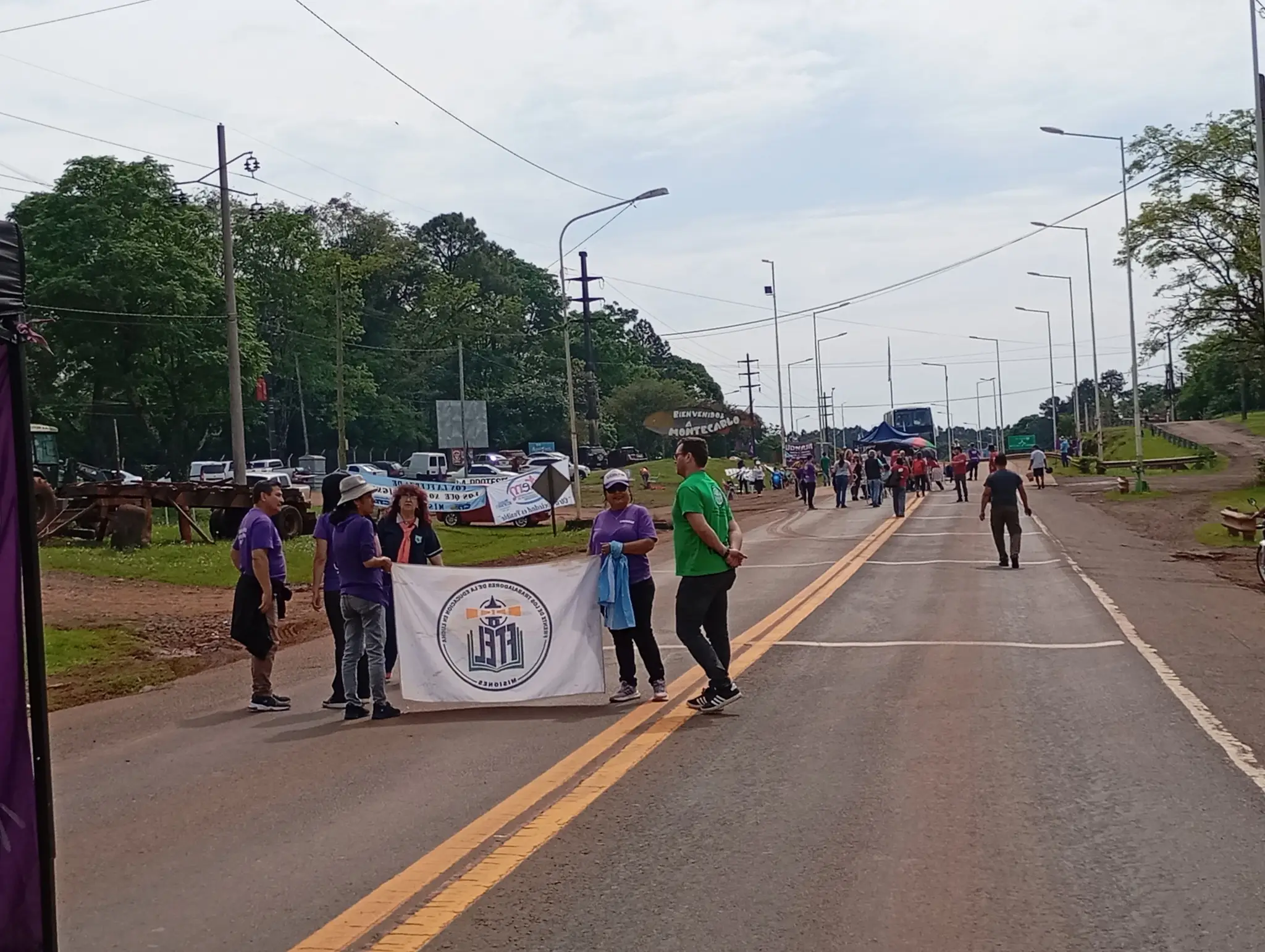 Docentes cortan la ruta 12, en reclamo de sueldos dignos