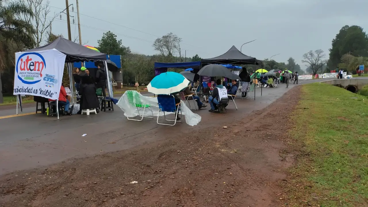 Docentes del FTEL cortan la ruta 12 en Jardín América