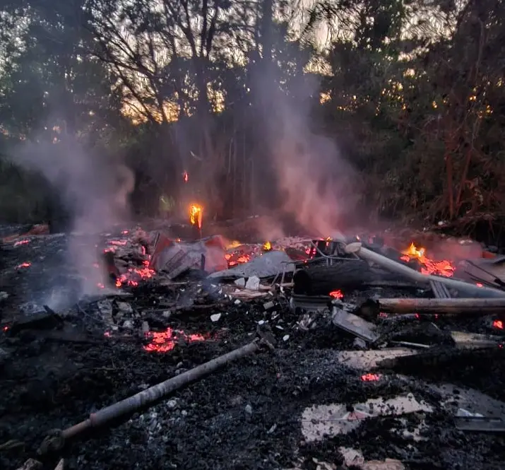 Atentado incendiario y apropiación ilegal de tierras contra campesinos