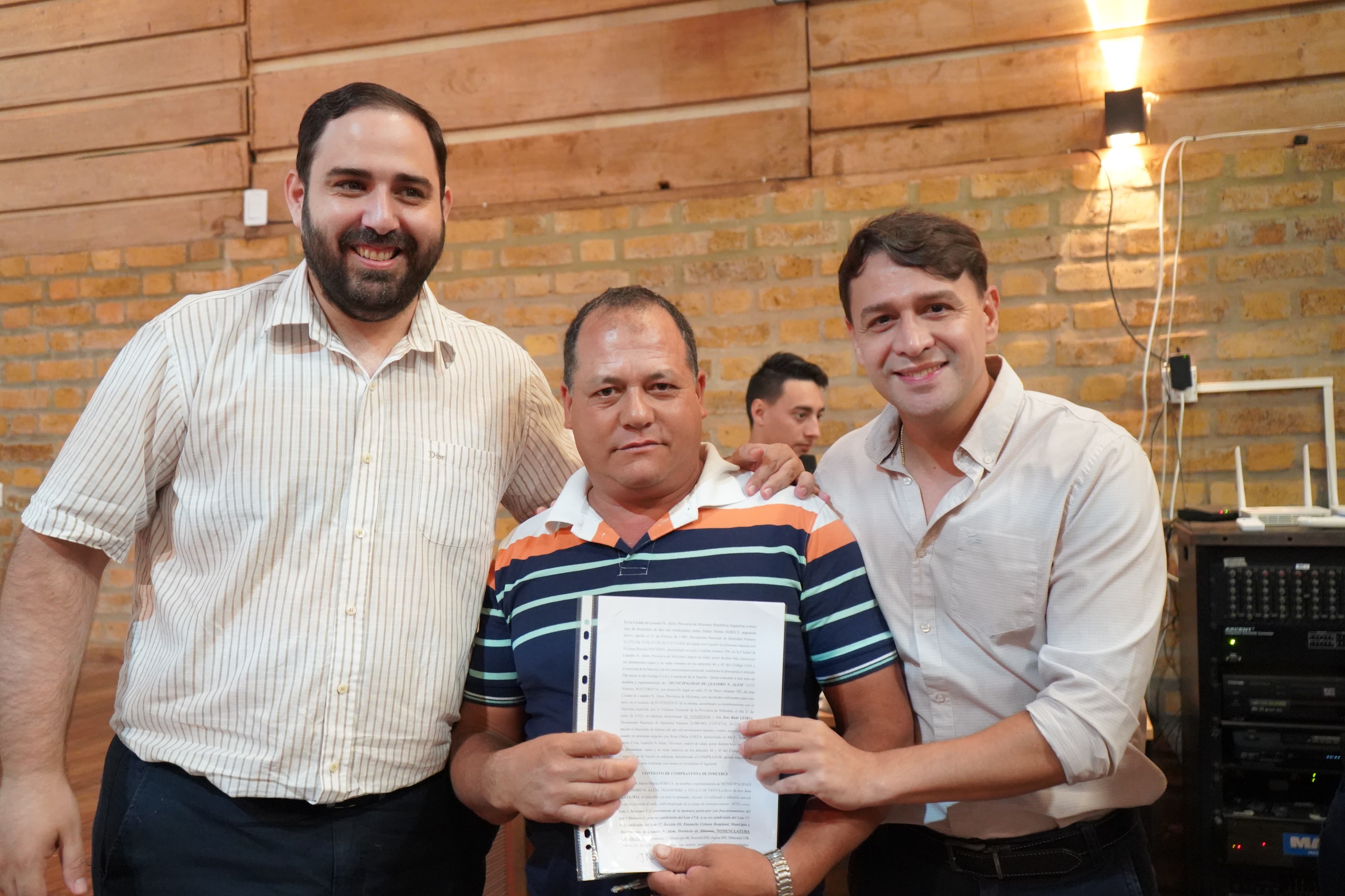 Cientos de vecinos de Alem recibieron sus títulos de propiedad