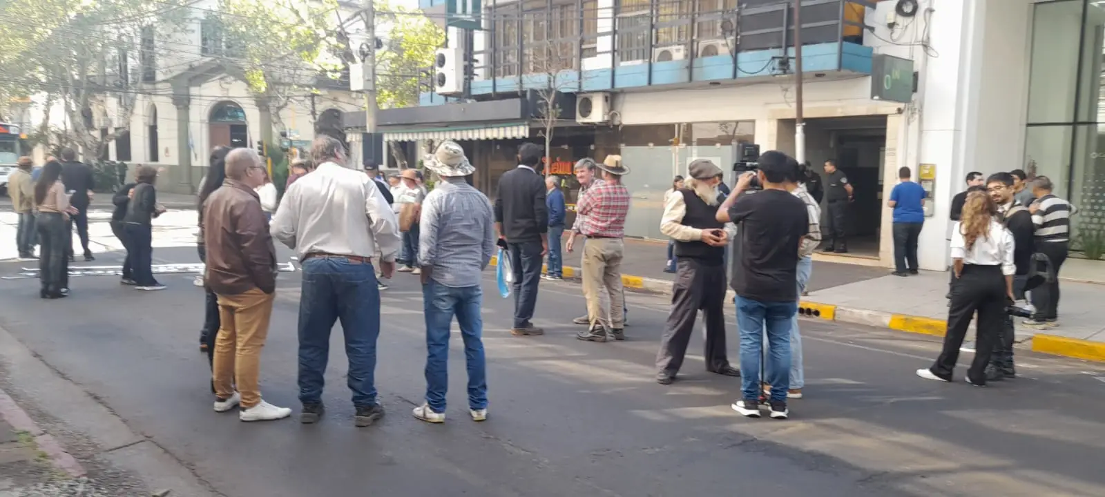 Abrazo en defensa del INYM: piden que se dicte una cautelar
