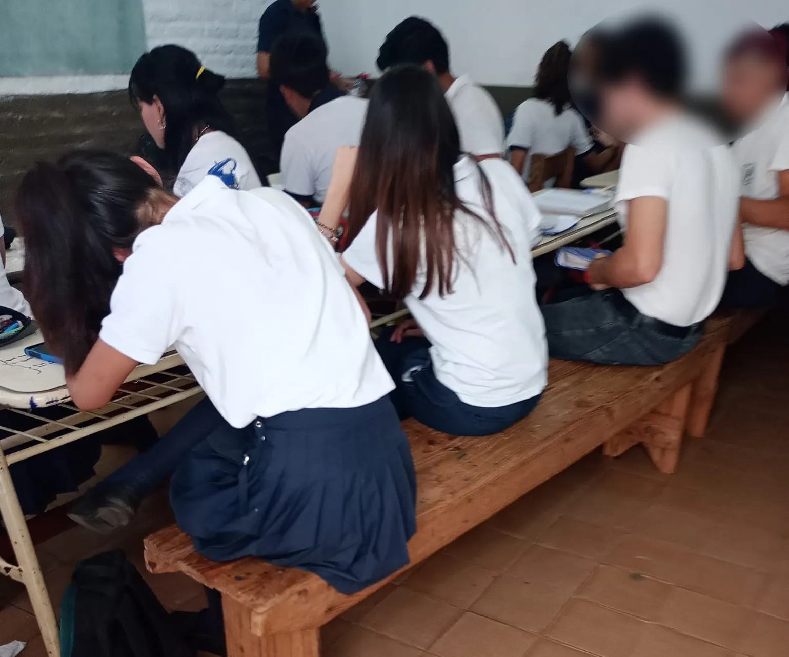 Escuela secundaria sin sillas en Posadas: “Estamos llegando a fin de año en la última miseria”