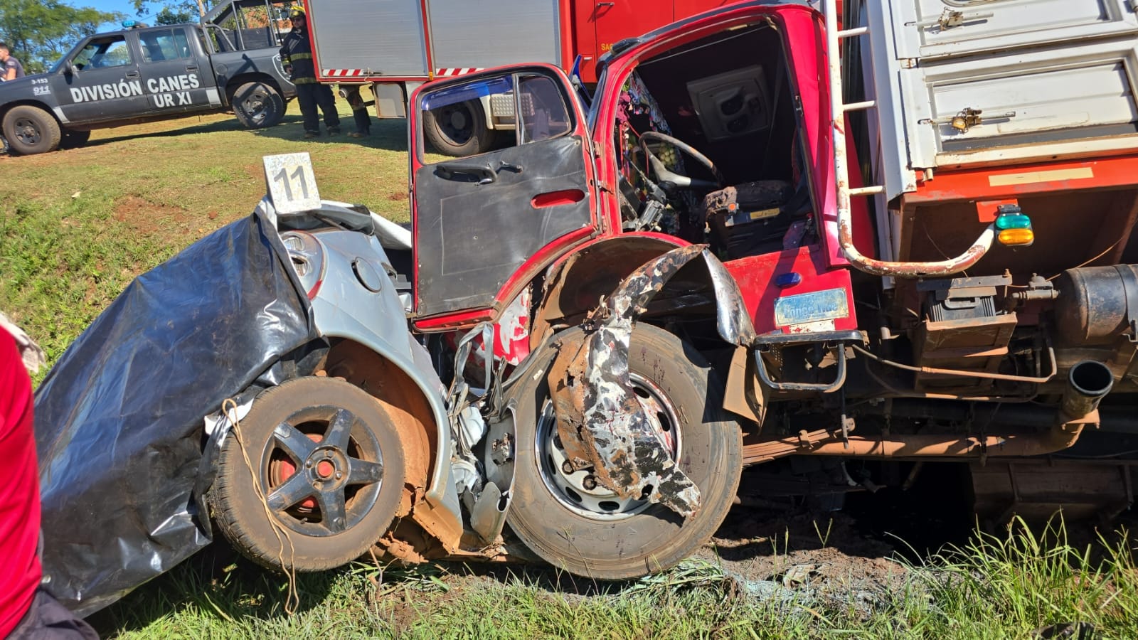 Choque fatal en Aristóbulo del Valle: un auto terminó incrustado contra un camión