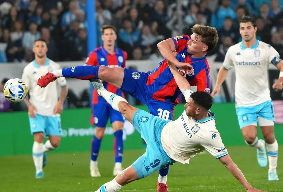 Racing venció a San Lorenzo y se acerca a la zona de clasificación