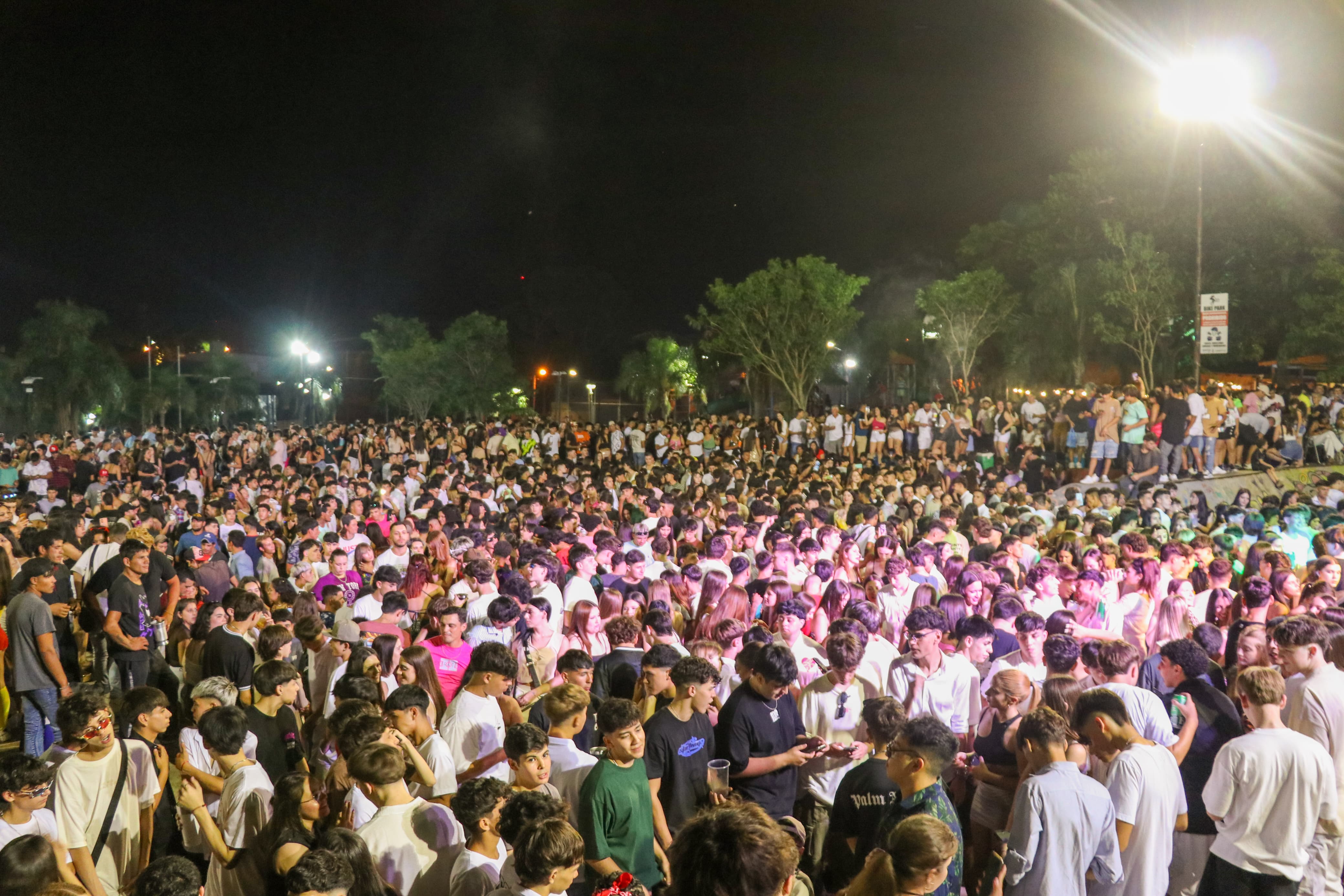 Miles de personas recibieron el 2025 en plaza de Alem