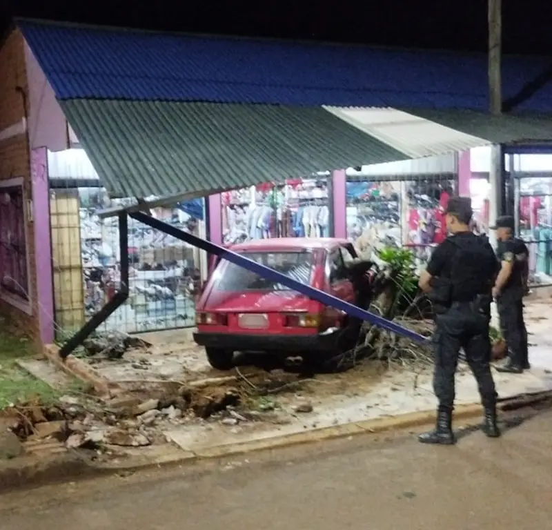 Estaba ebrio, chocó y su auto terminó incrustado en un comercio