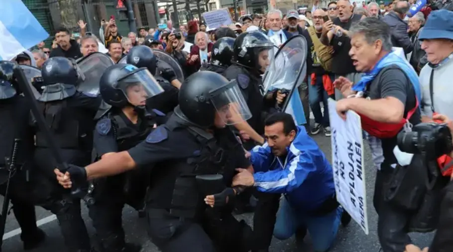 Graves incidentes en el Congreso en la marcha de los jubilados