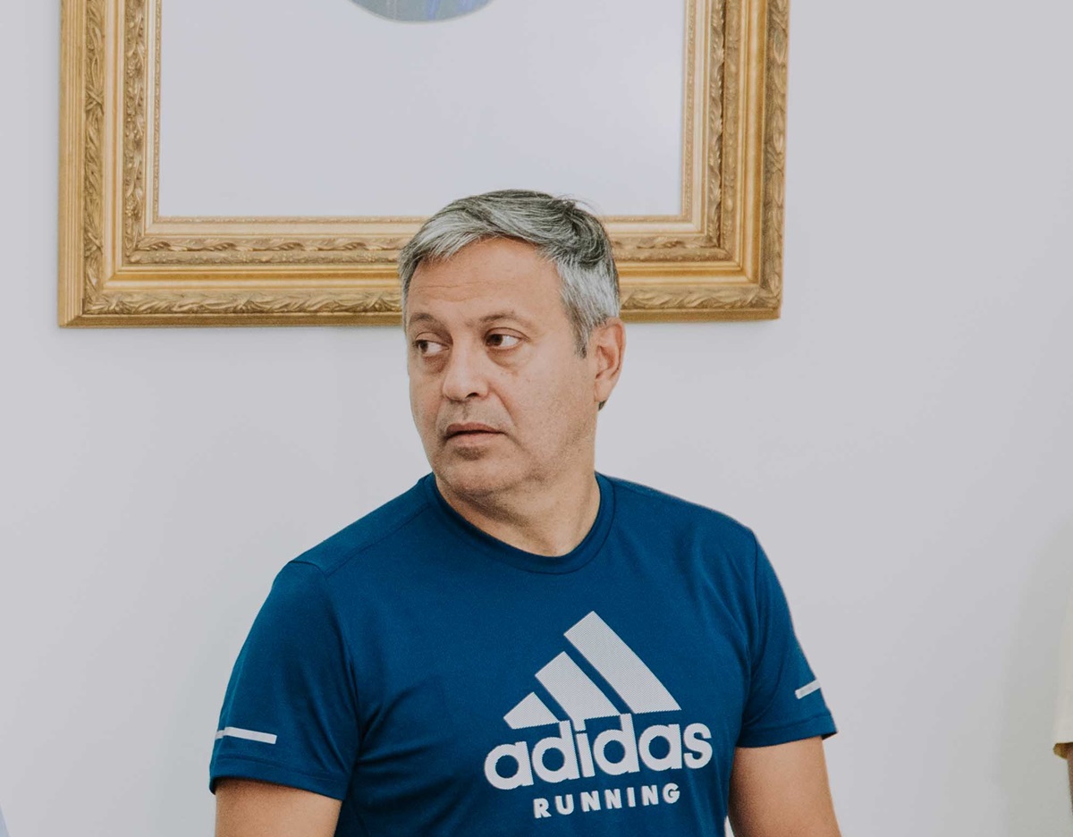 Exministro Corti, es profesor y director de una escuela sin profesores en actividad