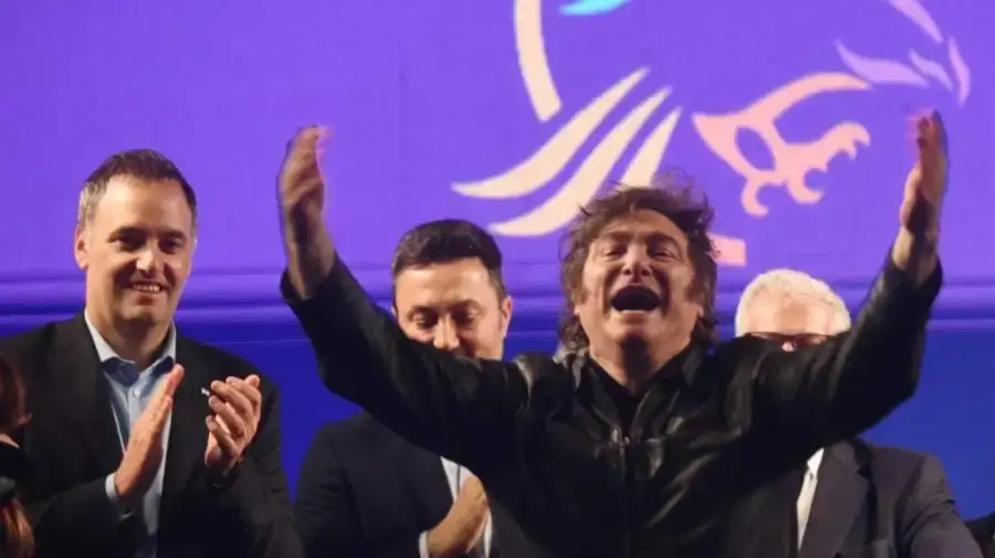 Milei y Adorni difunden un video falso de Kicillof