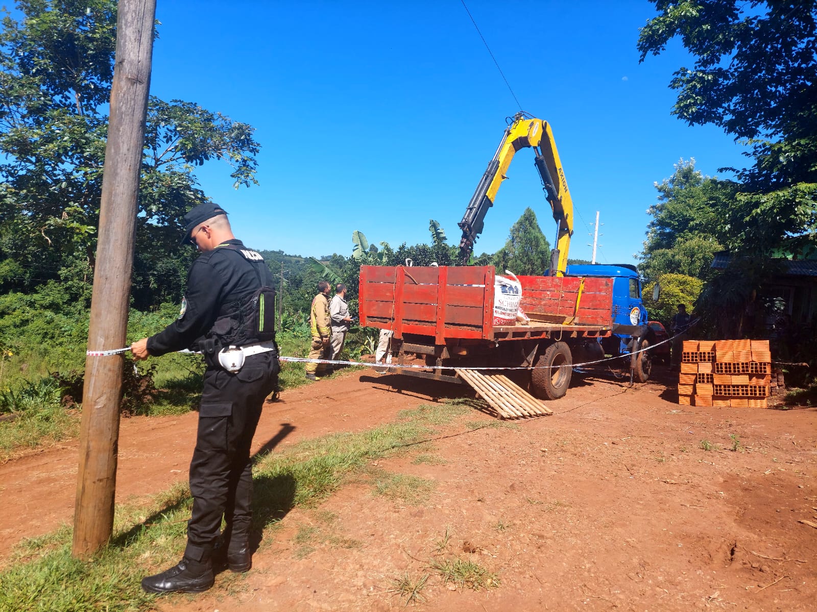 El Soberbio: Un camionero falleció electrocutado mientras trabajaba