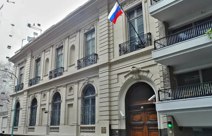 La Embajada rusa respondió a las acusaciones del Gobierno por los audios