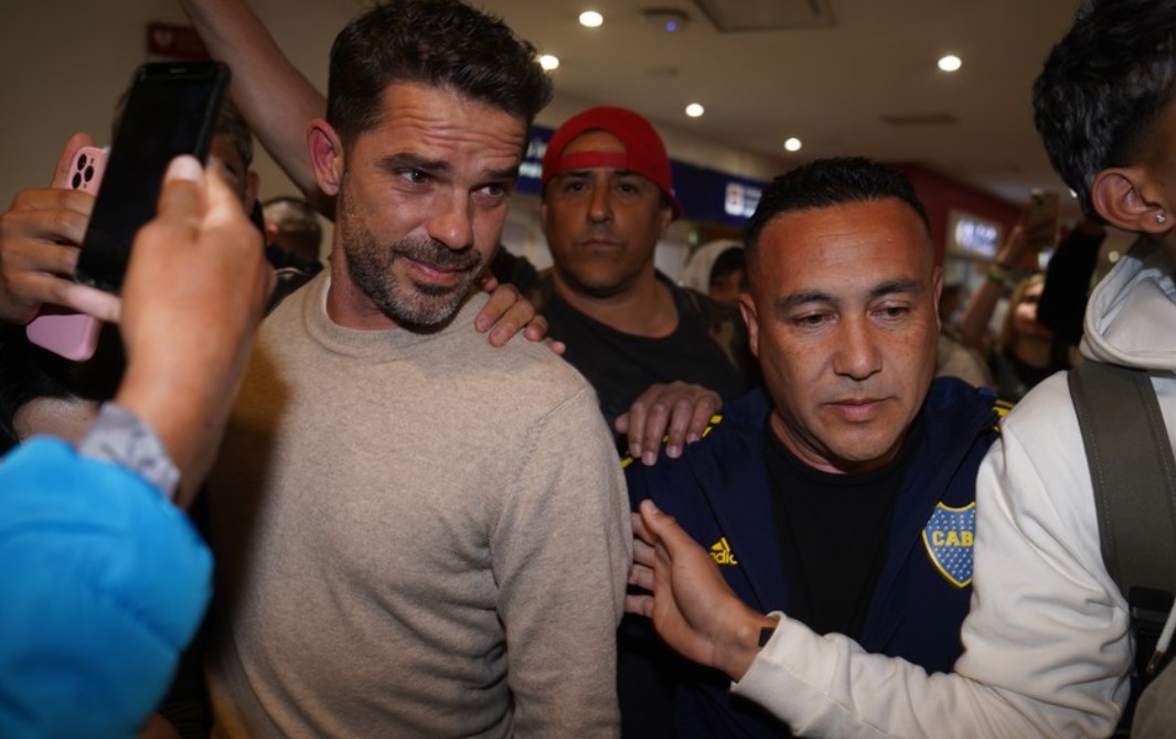 Gago llegó para asumir como DT de Boca: “Vuelvo a casa”