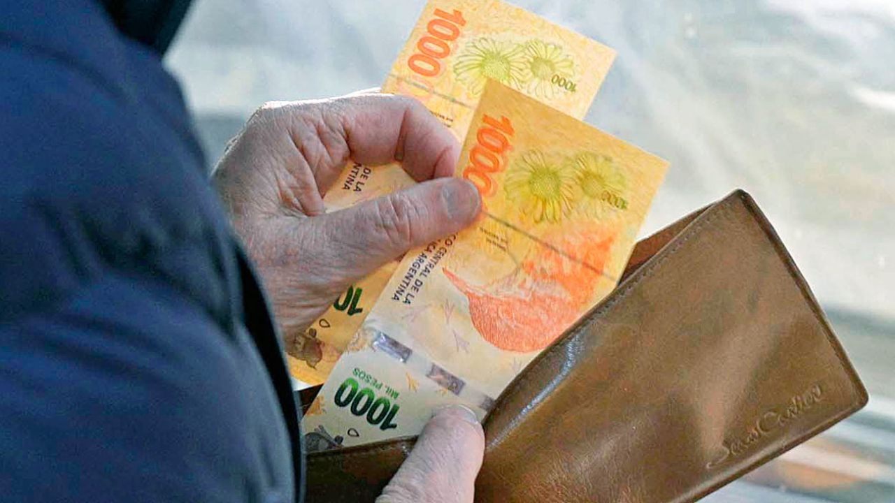 INDEC: los salarios acumulan una pérdida de casi 40% en 2024