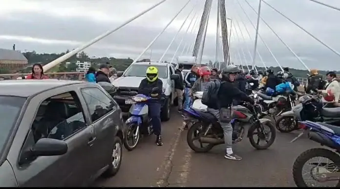 Paseros cortan el Puente Internacional San Roque, por tiempo indefinido