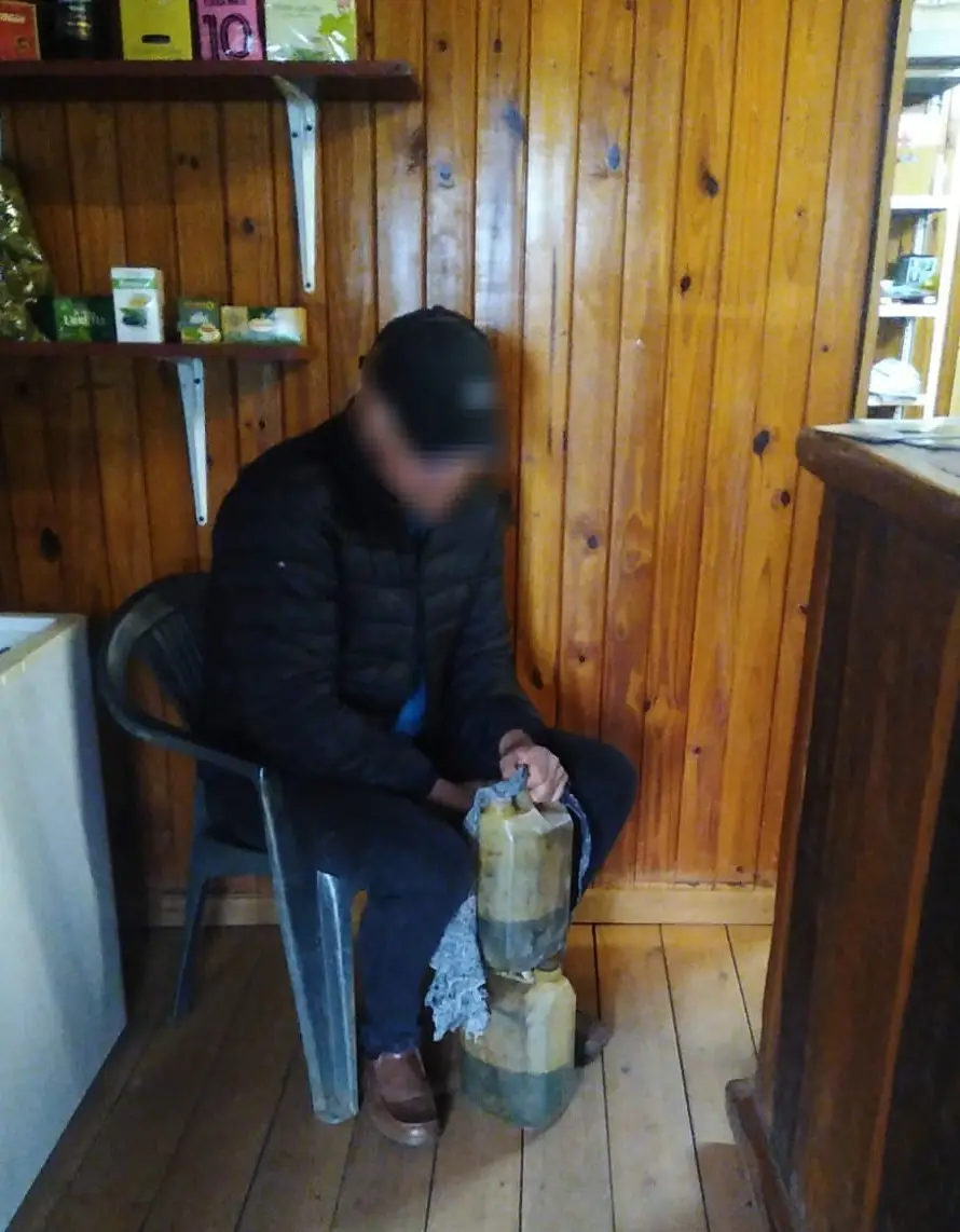 El colono que amenazó con inmolarse, quedó al cuidado de un familiar