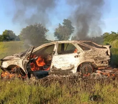 Vehículo incendiado y varias personas heridas en Aristóbulo del Valle