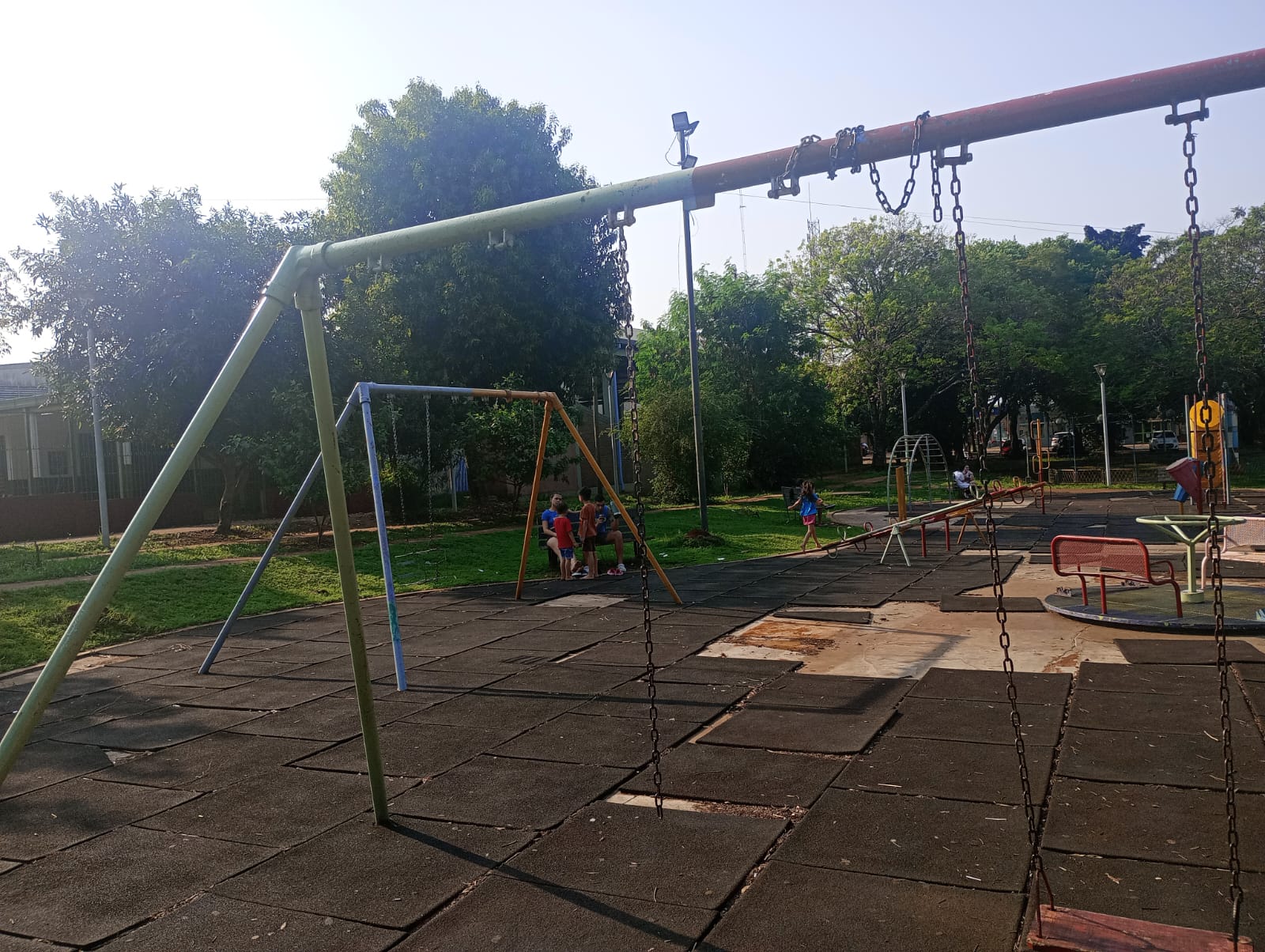 El ajuste llegó a la plaza Sarmiento de Villa Cabello