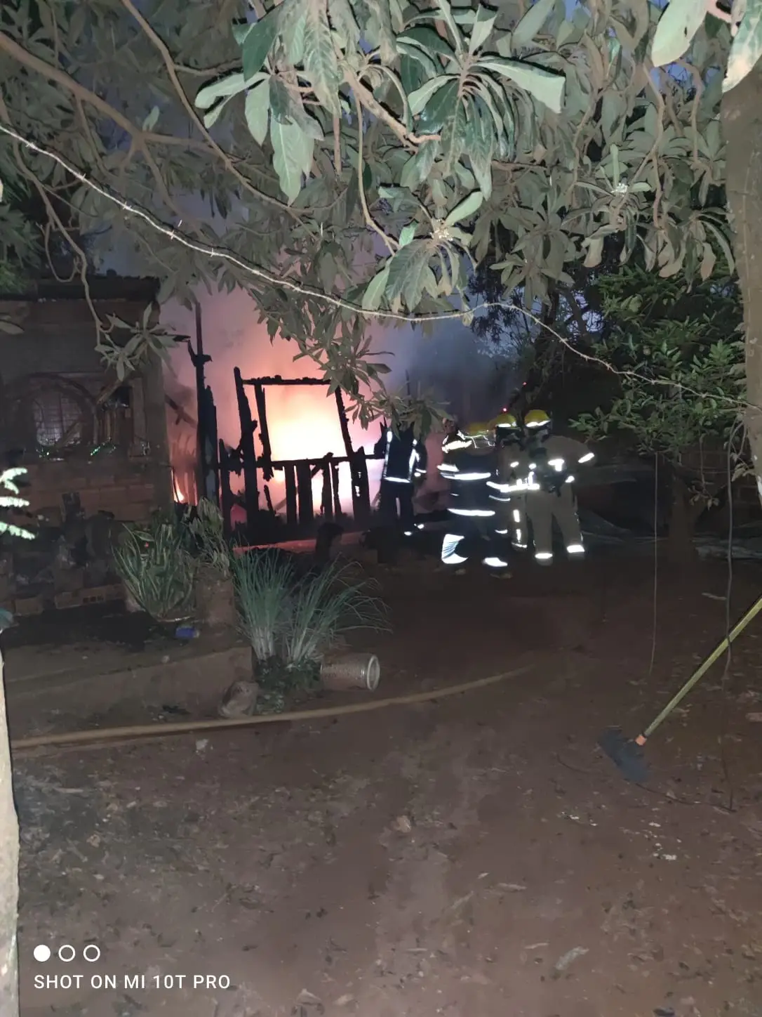 Un cortocircuito provocó un incendio y consumió una casa