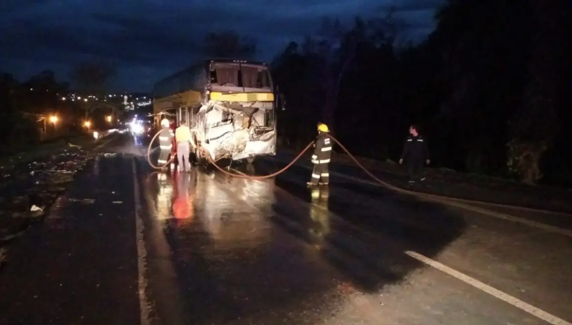 Varios heridos tras choque entre un colectivo y un camión en Capioví