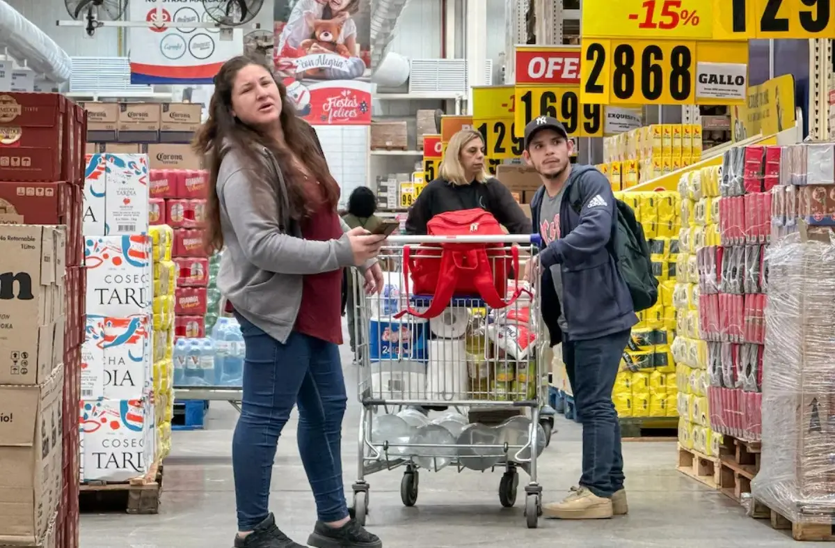 El consumo cayó en supermercados, shoppings y mayoristas durante abril