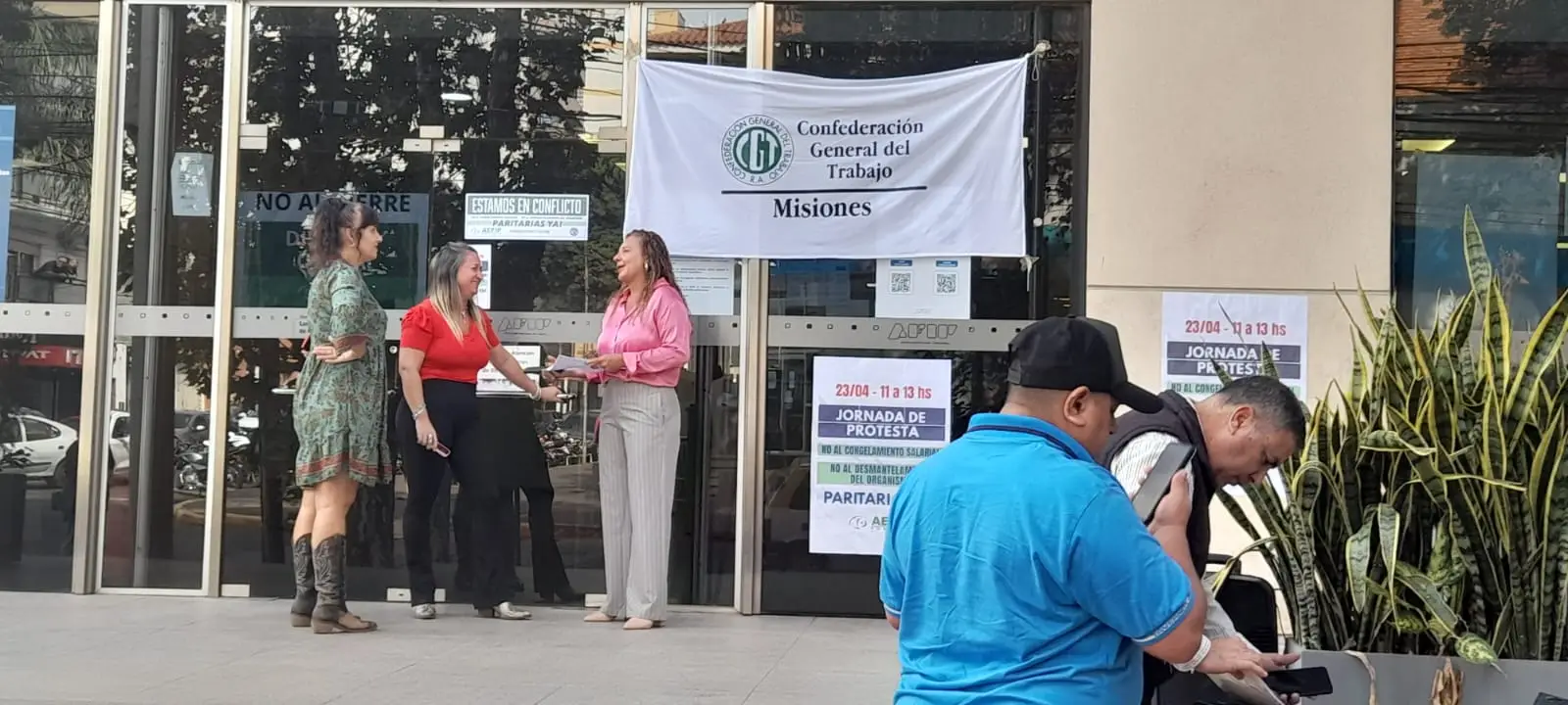 Protesta de trabajadores del ARCA por el desguace de seccionales