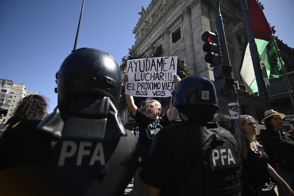 “A los jubilados que cobramos miseria nos obligan a pagar los medicamentos”
