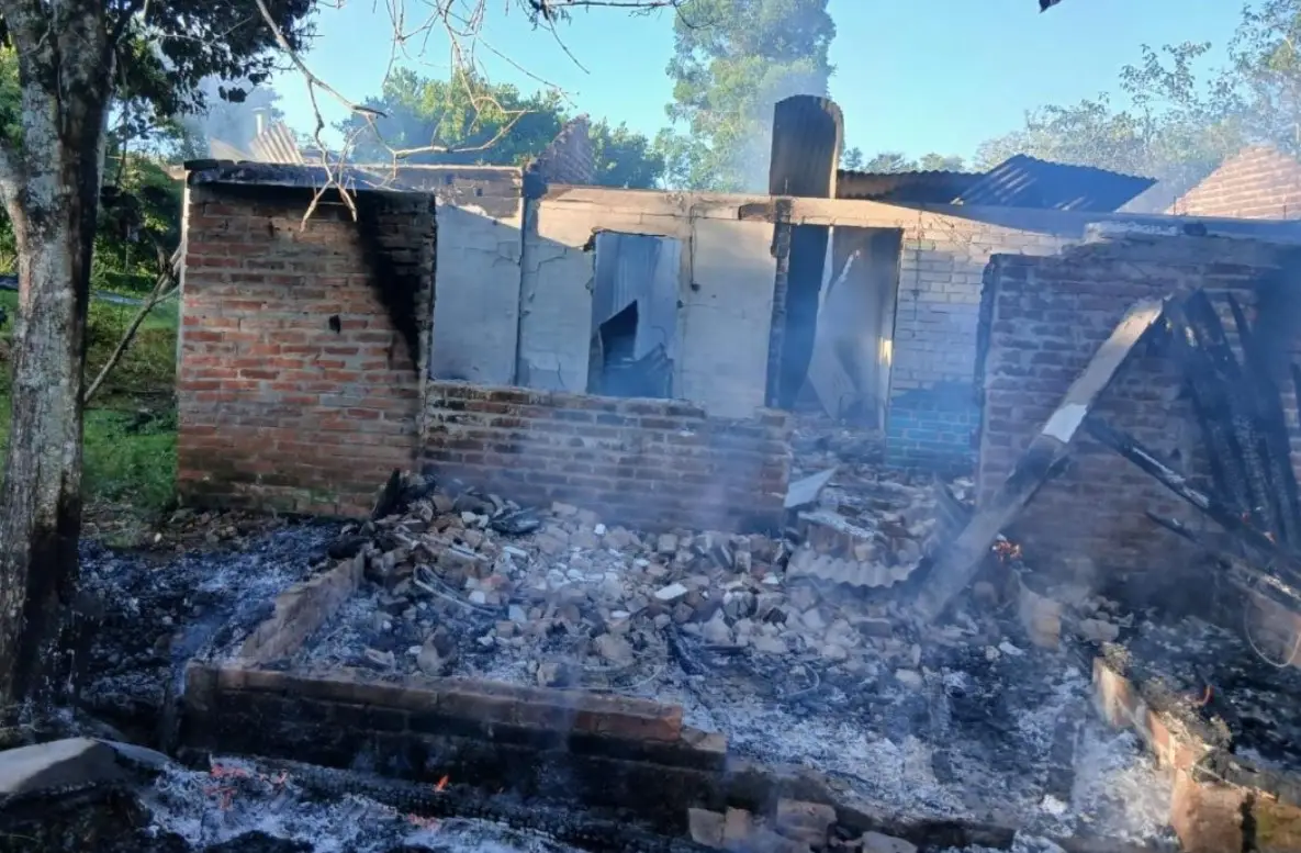 Incendio destruyó una vivienda en Itacaruaré