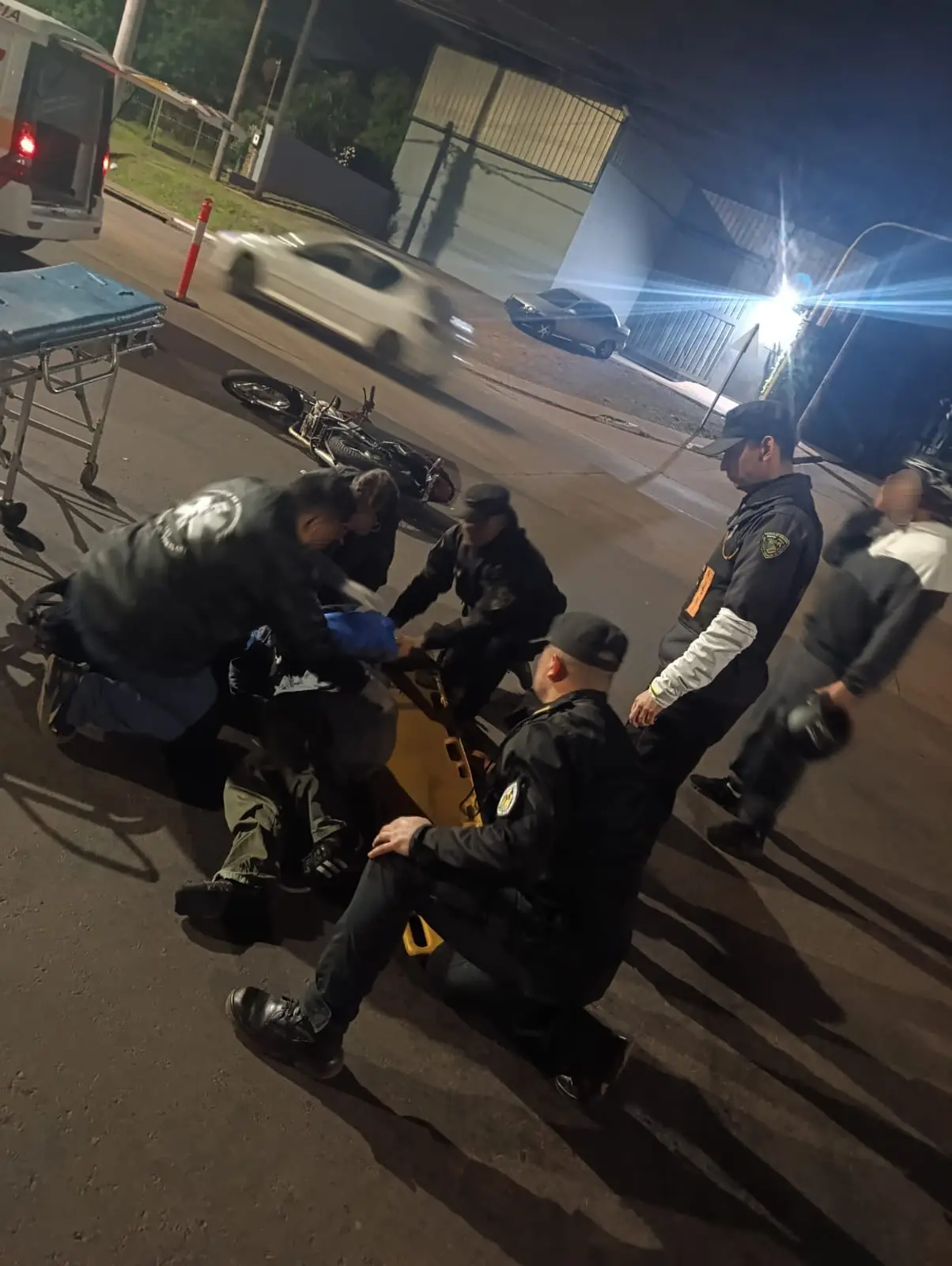 Automovilista embistió a una moto y se dio a la fuga