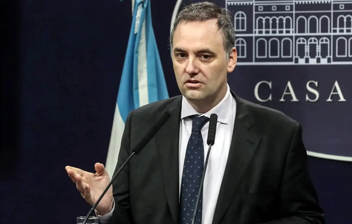 Adorni pidió disculpas, pero solo por usar la palabra “deslomarse”