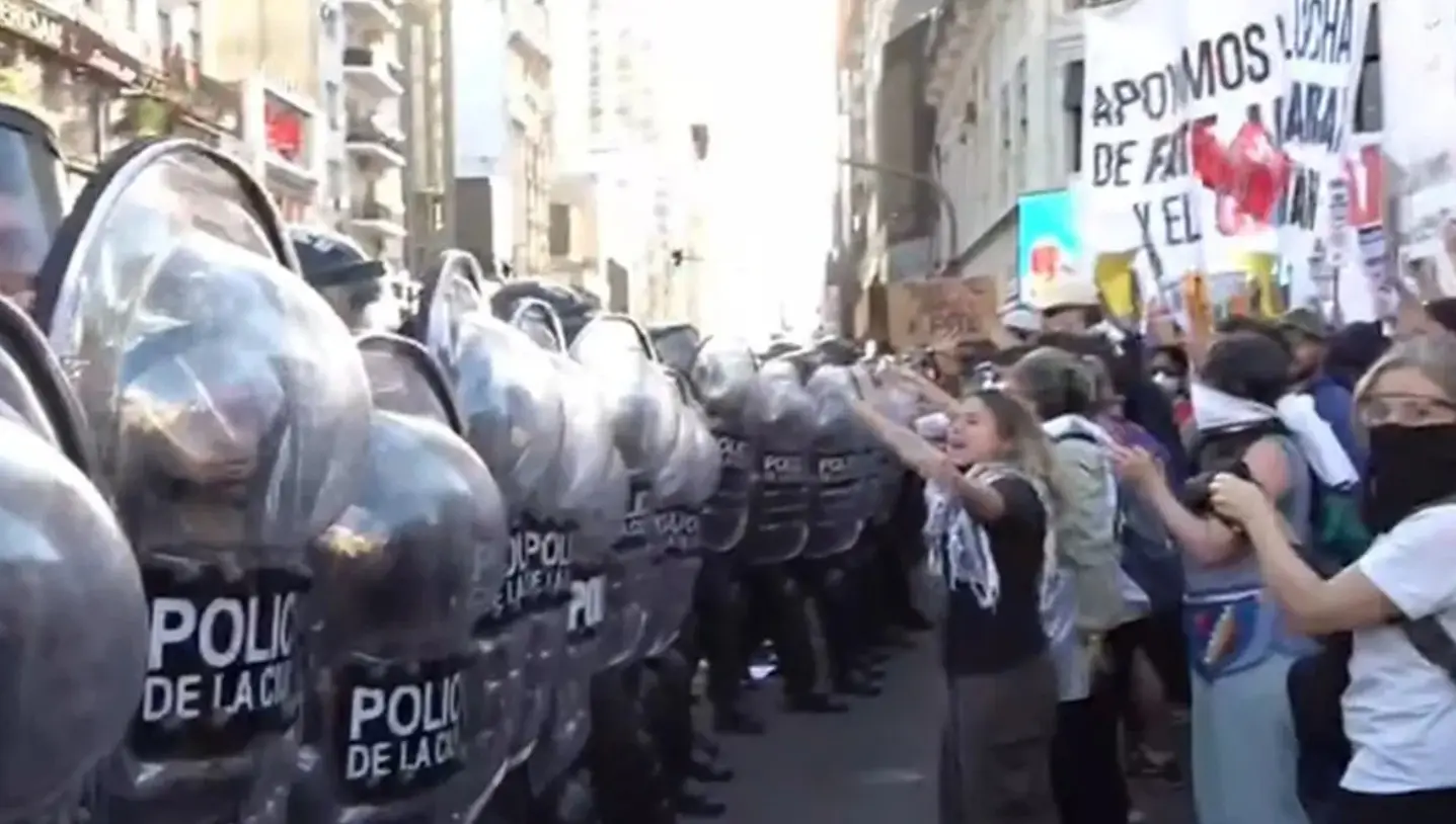Tensión entre la Policía y manifestantes que marchan contra la Reforma Laboral