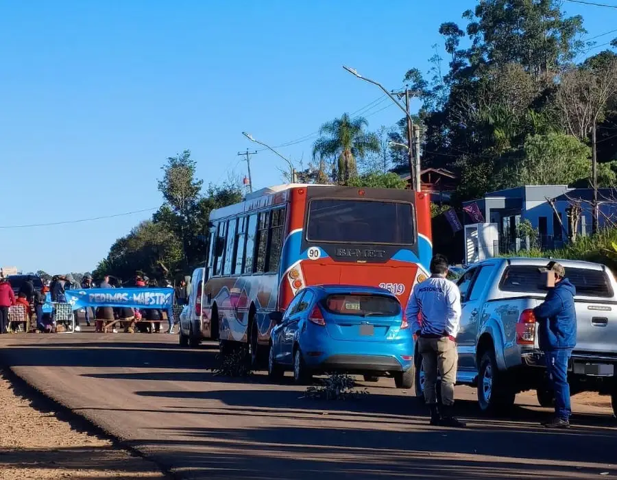 Comunidad educativa reclama la designación de docentes y corta la ruta 17