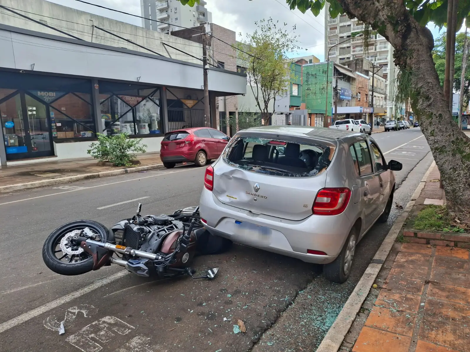 Colisión entre un auto y una motocicleta dejó un hombre lesionado en Posadas