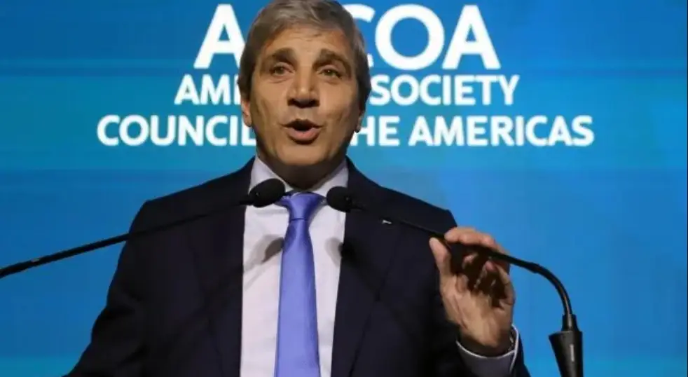 Caputo rechazó negociaciones para acceder a un auxilio de bancos de EEUU