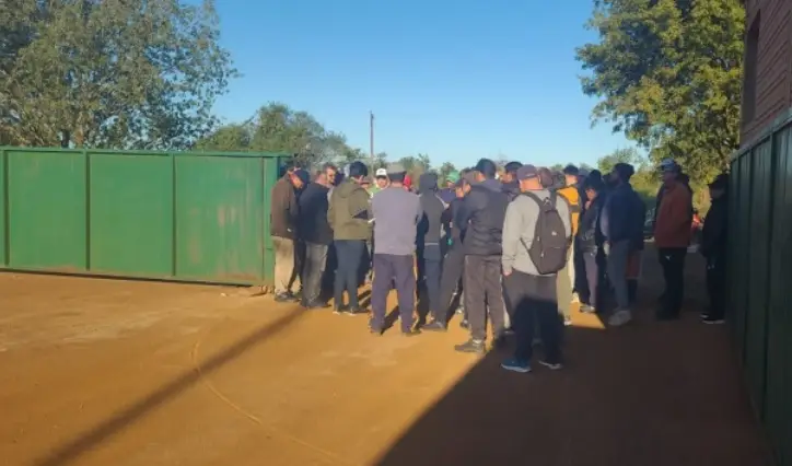Azara: 130 trabajadores quedan sin trabajo por el cierre de empresa maderera