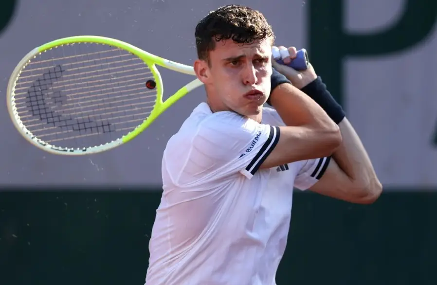 Batacazo en Roland Garros: Juan Manuel Cerúndolo eliminó a Sinner