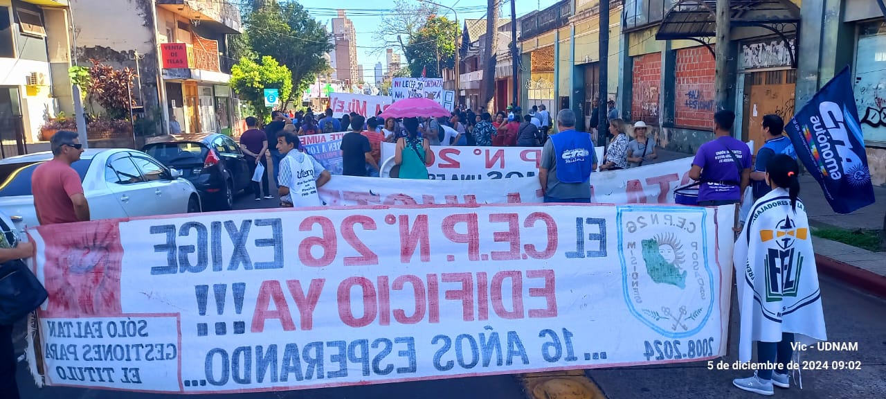 Se lleva a cabo la Marcha contra el ajuste y el paro de docentes y estatales en Misiones