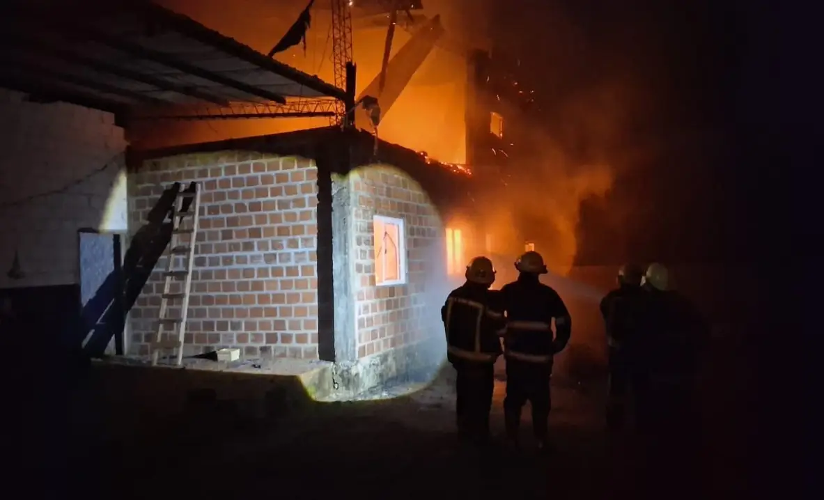 Dejó el celular cargando mientras dormía y se incendió su vivienda