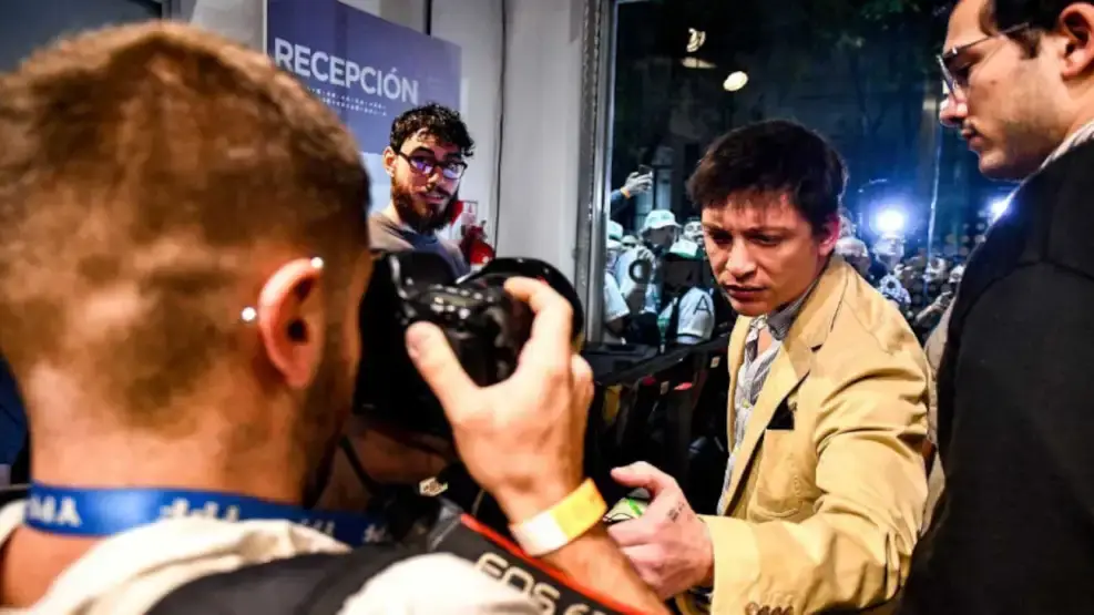 El asesor presidencial Santiago Caputo increpó a un fotógrafo y le hizo un gesto amenazante
