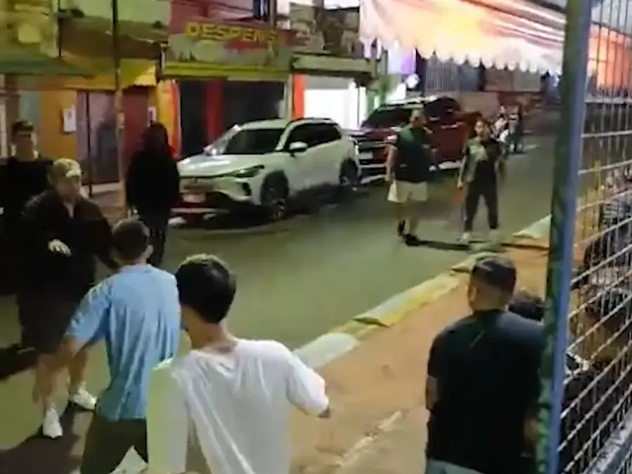 Gresca en La Placita: golpes, cintarazos y disparos