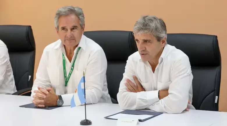 El Gobierno apura una licitación de bonos para frenar la suba del dólar